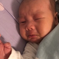 刚睡醒饿了的小表情。可招人心疼了。