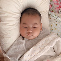 阿姨今天回家过年了，晚上这小家伙要靠着我睡了，有点慌，老母亲要来跟你斗智斗勇啦🤯虽然有婆婆姑妈...