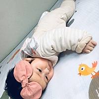 宝宝已经6个月零4天了 能靠着被子坐一小会会会儿 还是不太稳 翻身贼溜 家里人称一秒翻 不会爬行只会空蹬...