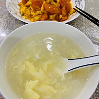 晚上我一般吃的都比较清淡，这个汤在婆家这里称甜汤，其实是没有一点甜味的，面粉糊和鸡蛋花一起烧的晚...