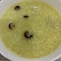 小米海参粥加鹅蛋一枚，海参对于剖宫产的宝妈来说是非常好的补品，鹅蛋清火，我吃鹅蛋，宝宝吃鹅蛋奶，...