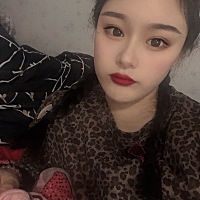 想问一下剖腹产的姐妹们   剖腹产今天第七天了右侧伤口疼 而且摸起来硬硬的 其他地方都不这样  这是美容...