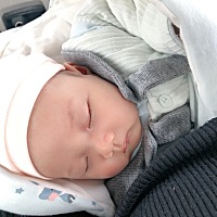 一天到晚都不来抱小孩，我带小孩还搞卫生洗衣服洗奶瓶，宝宝又离不开人，连睡觉都要抱着，白天理都不理...
