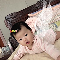睡觉就穿一件衣服，和大人一床睡