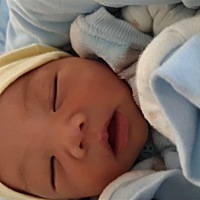 不知道怎么回事，今晚我家宝宝，突然一下子就吐奶，差点把我吓屎了，不知道是不是消化不良，求有经验人...