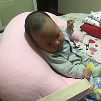 二宝第一次睡了五个小时。白天不好好睡觉，总是睡一个小时醒了，总怕吃不饱不睡觉，晚上九点边吃奶边睡...
