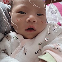 这两天睡觉都是不安稳，睡睡哭哭的，也不知道自己的奶够够不你吃的