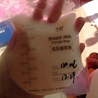 虽说宝宝还小，但这吸奶速度完全跟不上我的产奶速度嘛。搞得每次吃不完时都浪费了。于是老公在网上买了...