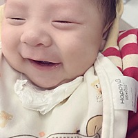 这是你过的第一个春节哦！明年就能跑出去放鞭炮啦！