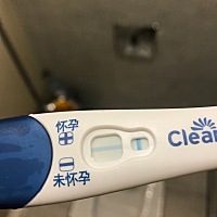 姐妹们 这个是什么情况 月经推迟了两天了 前一阵子胸胀腰酸
