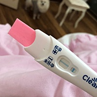 姨妈推迟六天了  这期间测了三次都是一条杠 亲们这是怎么回事 （前段时间有作息不规律 不好好吃饭