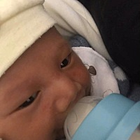 请教下圈子，宝宝脸上长小痘痘一样的红点是怎么回事？是吃奶粉上火吗？要怎么办？