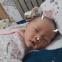 我坐月子不活动。吃的少，最近宝宝吃母乳一会儿就睡，然后又醒，是不是我母乳不够吃？好烦人。弄的我也...