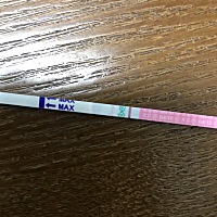 1月4号来的姨妈？还有5天来姨妈。刚用排卵试纸测了一下，一浅一深。请问有用排卵试纸提前测出来的吗？