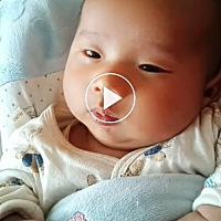 宝宝大腿纹一个不一样。可能是在妈妈肚子里济的吧。不到一个月的时候就发现了。还没有去检查的。现在出...