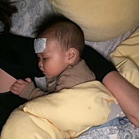 這兩天寶寶不舒服，每天都是抱到天亮，一放下就醒，老母親的手啊～～