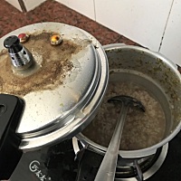我婆婆煮的牛肉粥给我十个月不到的儿子吃，有人总说有人煮总比没有好。我还真不需要这种婆婆。