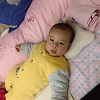 纯母乳喂养，宝宝睡觉一醒来就要找奶怎么办？用安抚奶嘴好不好？