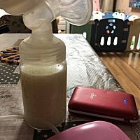 今天奶多的不行行😂已经好久没有涨奶了，溢了好多，感觉胸像两颗大铅球，吸了180ml出来，还没吸完，留...