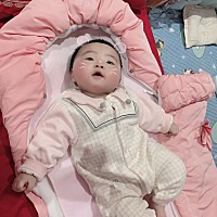 穿点粉嫩嫩的衣服就有点女孩纸的样子了🤣否则怎么看都是假小子一个🙂