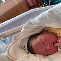 孕39周宝宝，顺产八斤，女，出生的第二天。 只想说一句终于卸货了
