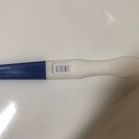 图一是第一次测的 很明显 图二是第二次换了一个牌子测的 不明显 我是怀了吗🤦‍♀️