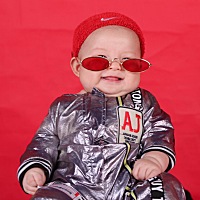 我开心的糖宝宝拍照哪天表现棒棒哒，妈咪愿你幸福快乐健康成长么么哒爱你😘