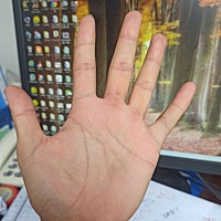 93年的帅哥，感情线杂碎，很专一的谈了一场八年的感情，到头来还是抗战失败各奔东西，所以谈感情不是酿...