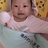 宝妈们我家宝宝快两个月了，睡觉不踏实，昨天晚上老是左右摇头，而且枕秃，有没有宝妈知道怎么回事🙏🙏