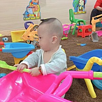 宝宝发低烧。我都急死了。吃什么能管用啊 麻烦告诉一下。谢谢。 想去医院又害怕，现在外面都有流感。