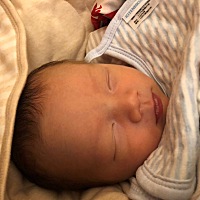 宝妈们 你们怀孕不要减肥 多吃营养的东西 宝宝会胖一点 我家宝宝这两天好不容易涨那么一点点点点肉 照片...