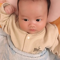 宝宝为什么拉臭臭，有绿的？请问宝妈们有什么办法吗？