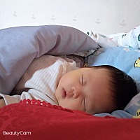 每天看我宝宝都看不够，没事还要盯着宝宝看。自己的娃怎么看怎么可爱，爱惨了😘😘