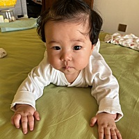 今天中午休息一会儿，进屋睡觉，让老公看孩子，还没有半个小时，就听见老二哇哇的哭，客厅老公开始训老...