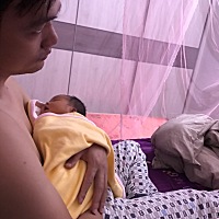 白天喝奶就睡，3～4个小时才醒，乖乖的，晚上2个小时起来一次，半夜3点到5点，喝完就吐奶，要么就是屎多...