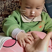 小家伙每晚到十点必须睡觉  早上十点半醒  把我都养成了早睡晚起的习惯了、