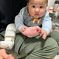 最近这一个月，没有了之前每晚哄你睡觉的折磨感，现在你能规律的睡觉，妈妈静静得陪伴你身边，欣慰！