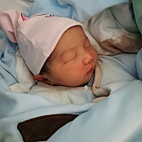 2月2日见红，到医院住了院，检查结果显示臀位，3号早上7点左右开始规律5分钟宫缩，当天安排上午剖腹产。...