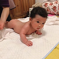 二个月不到的宝宝会抬头了