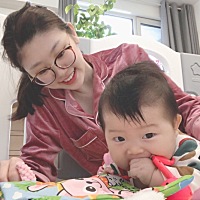 不给社会添麻烦 和老公一起每天在家带宝宝 真是充实的不行。。。😂希望疫情赶紧过去！大家平安❤️
