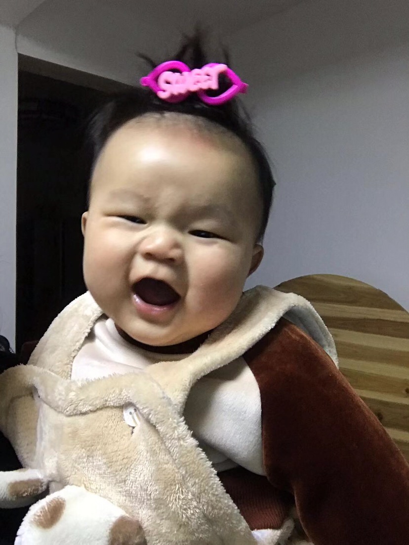 头发太长的儿子，看见自己头上被夹了个可爱的小发夹，快乐的笑了