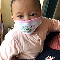 戴口罩的小男孩
