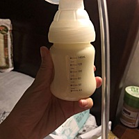 奶多也是件头疼的事，每天3小时必须吸奶，不然胀，溢乳垫已经用了三包100片一包的那种，邻家宝妈没奶每...