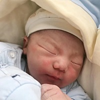 乔治宝宝逆袭之路 出生第一天 出生第六天，自己偷偷的笑 出生第23天的时候，拍到了你伸兰花指哈哈 40多...
