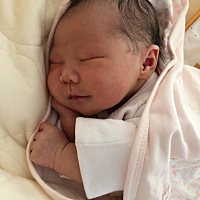 我家妹子出生到今天的照片 是不是变了好多？ 出生6斤9两 现在13斤1两了 能吃能睡的 有点抱不动 胳膊疼了...