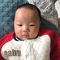 一直都是纯母乳喂养的，生下来5.9斤，现在还只有10.5斤，长59厘米……有没有同款宝宝