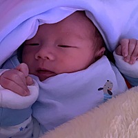 宝宝十一天了 一直这样举着手 我妈让我把他手放平 可是放了他又举起来 请问这样正常吗 用不用管？