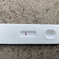 刚刚测，要翻来翻去才能看见隐隐若若的一条，放了一会儿这样了。