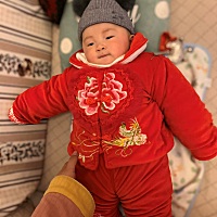 婆婆给买的新年衣服（买的时候问我，我觉得老人家喜欢就买吧）都快五个月了还不会翻身，也不会喊妈妈，...