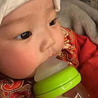 我给她奶奶带了，我要做生意，太忙了，我家宝喝的是新版启赋蓝钻的，你们家的宝宝都喝的是什么奶粉？